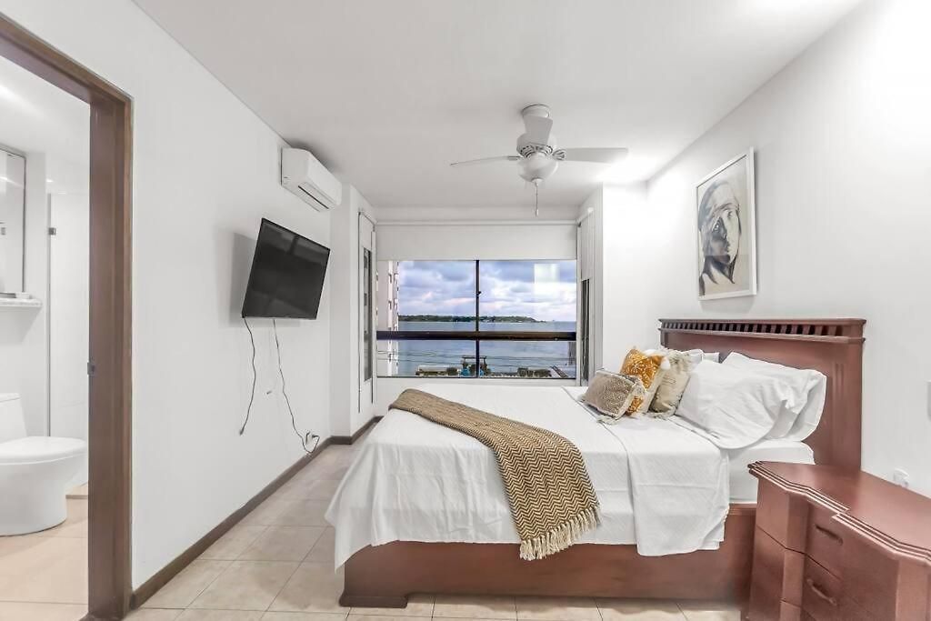 Beachside Escape 2br With Pool Cartagena